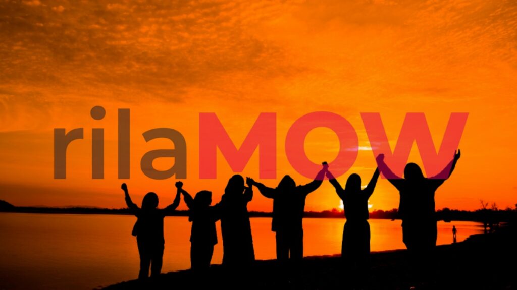 siluet orang-orang berpegangan tangan saat senja melambangkan hubungan antar manusia