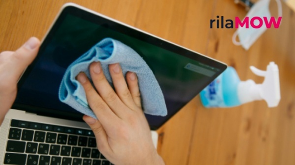 cara membersihkan layar laptop menggunakan kain microfiber dengan benar