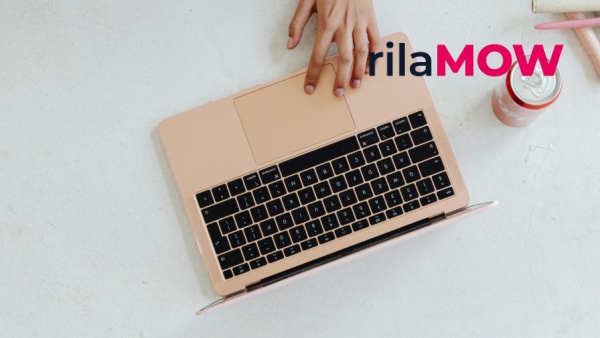 laptop-bersih-dan-rapi-di-meja-kerja