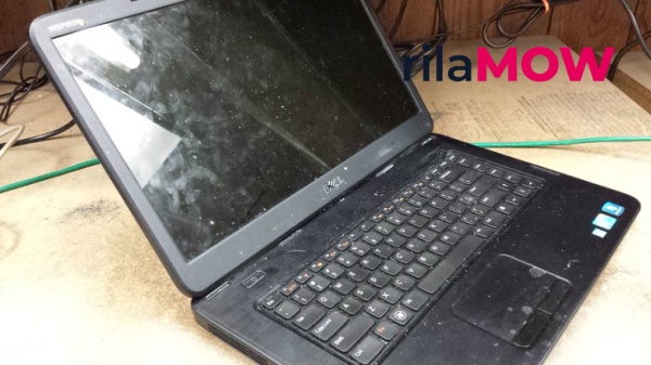 laptop kotor dan berdebu yang perlu dibersihkan secara rutin
