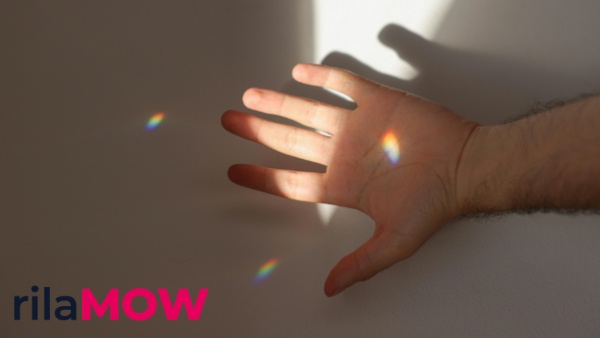 ilustrasi udara dan pelangi sebagai simbol makna kehadiran dalam hidup