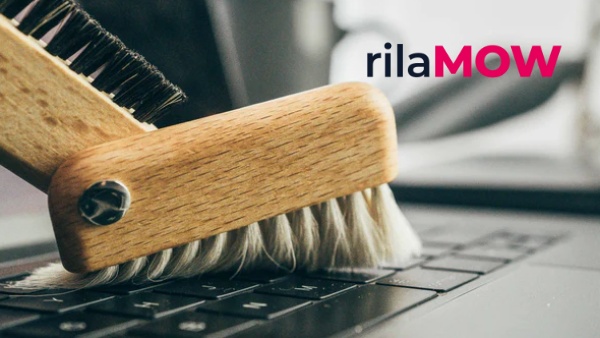 membersihkan keyboard laptop menggunakan kuas agar tidak rusak