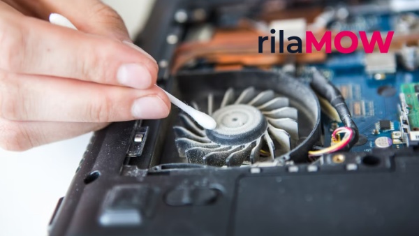 membersihkan ventilasi dan kipas laptop agar tidak cepat panas