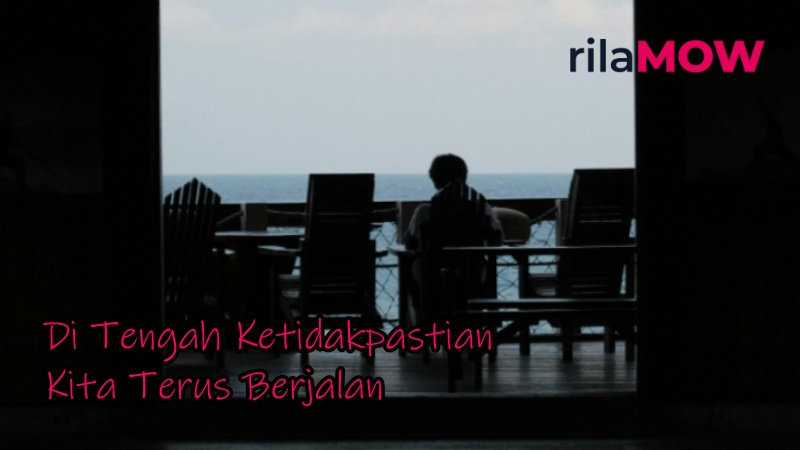 seseorang berjalan perlahan meski ragu dengan masa depan