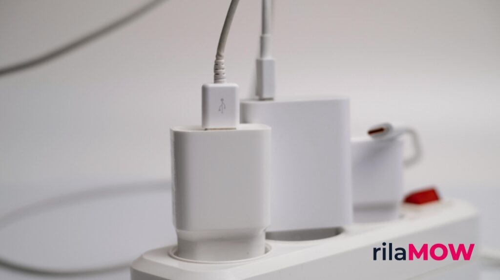 Smartphone sedang diisi daya menggunakan teknologi fast charging modern