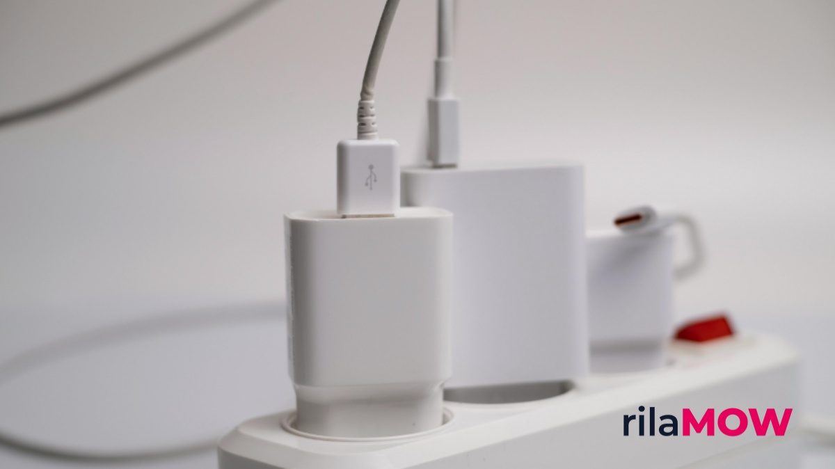 Smartphone sedang diisi daya menggunakan teknologi fast charging modern
