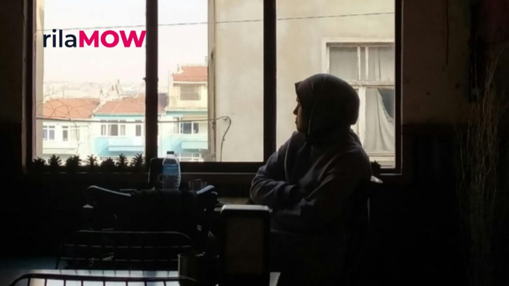 seseorang sedang merenung tentang batasan dan self respect dalam kehidupan nyata
