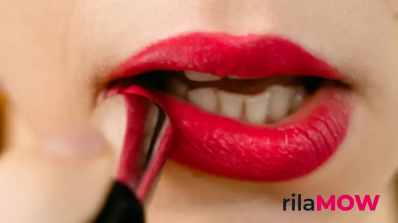Makeup natural dengan lipstik ringan dan cushion base