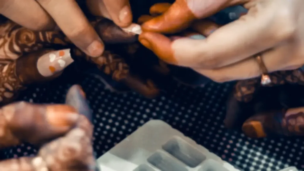 Perempuan memakai kutek halal breathable nail polish, apakah boleh sholat pakai kutek halal