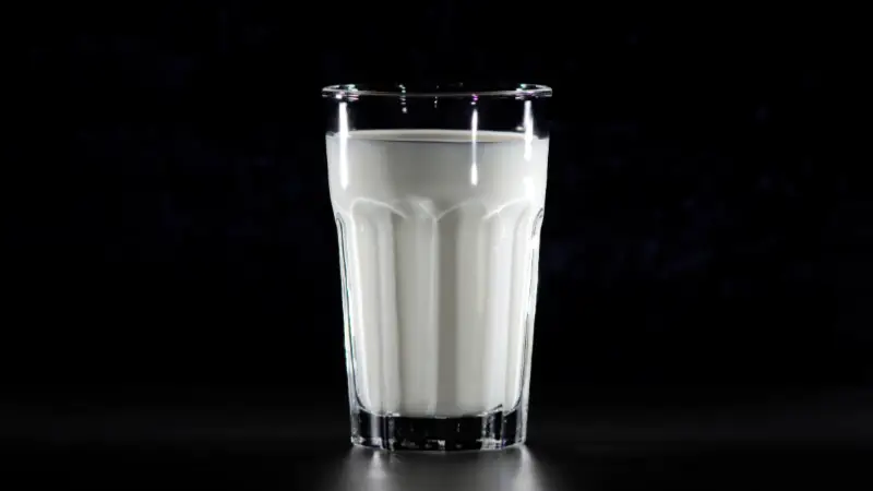 Segelas susu dengan latar belakang hitam sebagai ilustrasi tentang berbuat baik kepada orang yang menyakiti kita