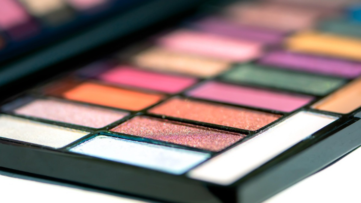 Rekomendasi eyeshadow terbaik 2026 dengan warna pigmented dan tahan lama